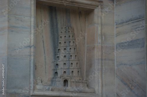 Particolari del portone del duomo di milano e della struttura architettonica