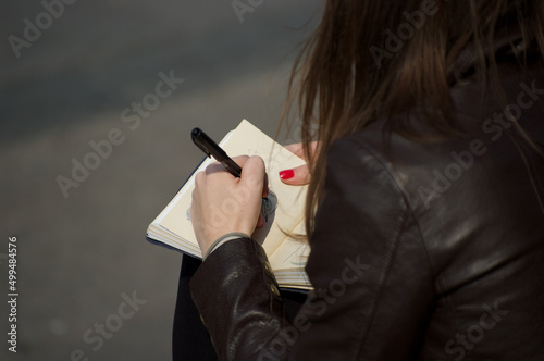 Artista di strada che disegna
