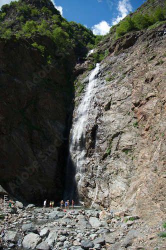 Cascata in montagna giornata di sole