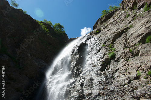 Cascata in montagna giornata di sole