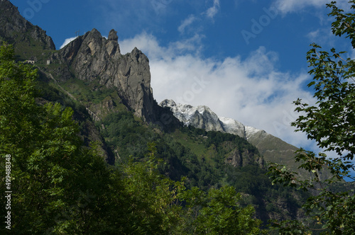 Montagna con cielo azzurro 