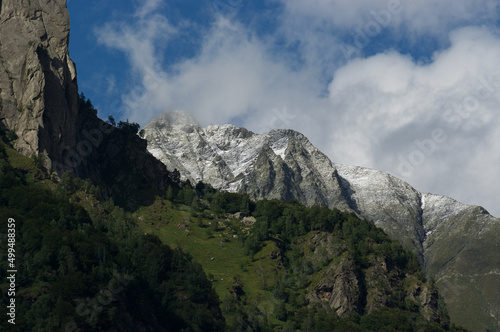 Montagna con cielo azzurro 