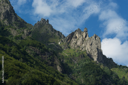 Montagna con cielo azzurro 