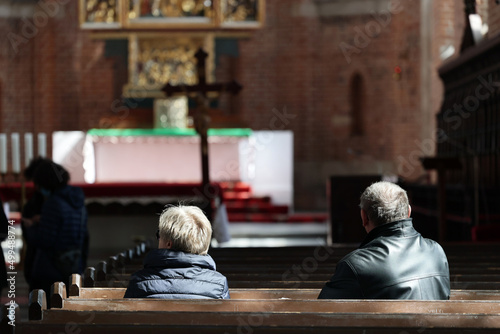 Para ludzi modli się w świętym kościele w skupieniu podczas świąt