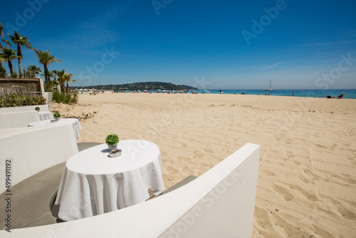 南フランス・サントロペのビーチレストランのビーチサイドの白いテーブル