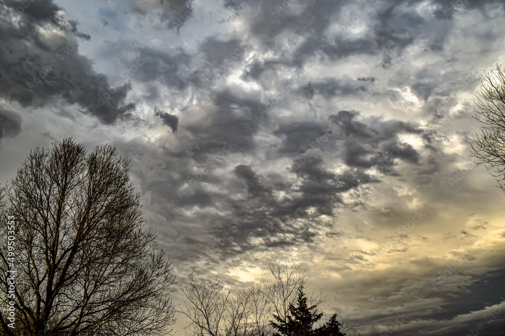 Fototapeta premium Dramatic cloudy skies around sunset