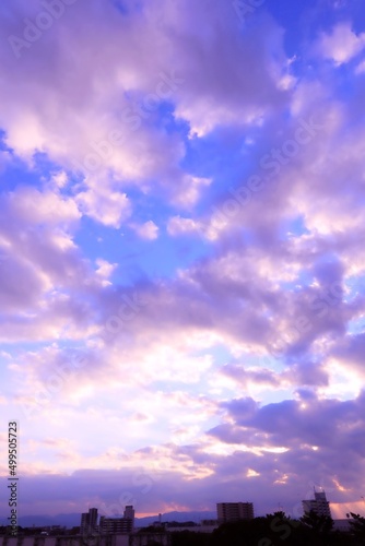 空 夕暮れ時の夕日に照らされる雲が美しい空の背景 縦