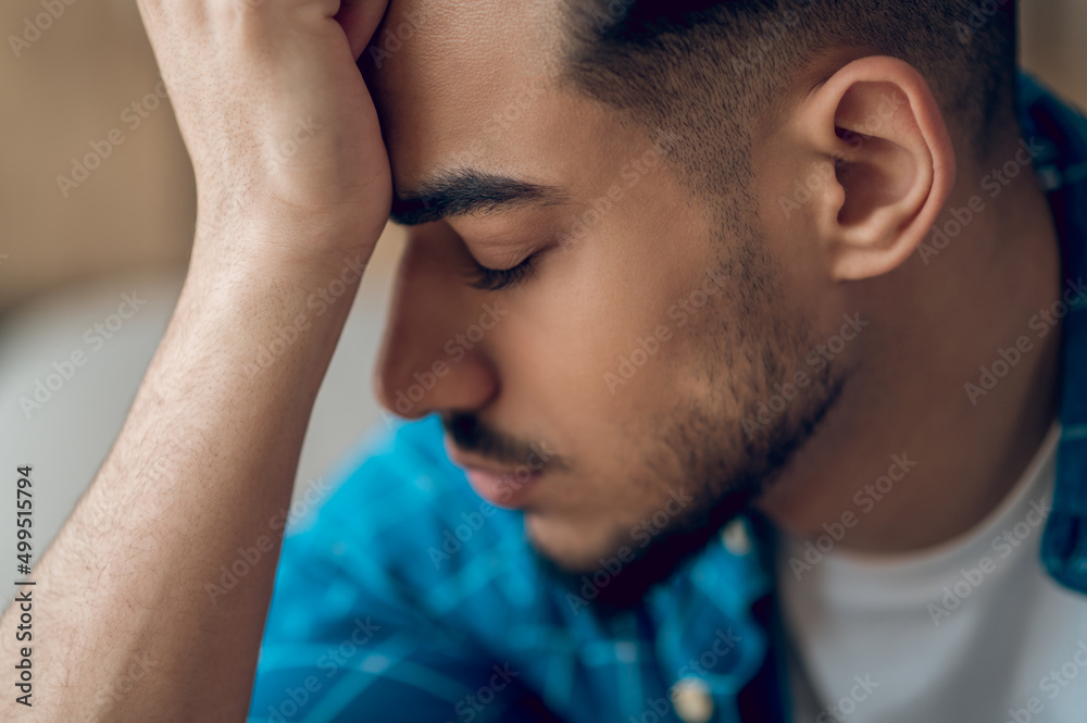 Obraz premium A bearded brunette looking upset and unhappy