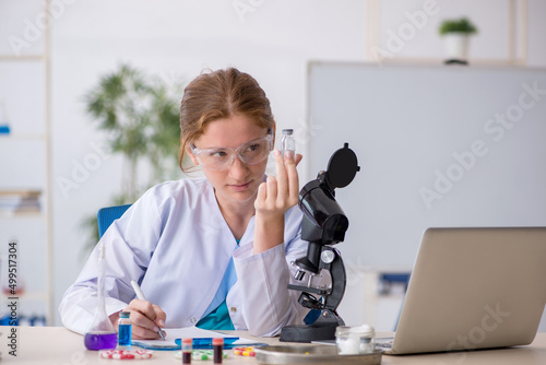 Young female chemist in drugs synthesis concept © Elnur
