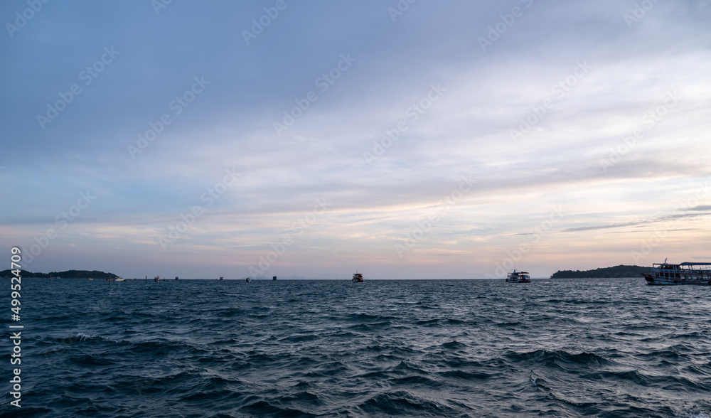 Fototapeta premium The morning sea and the skies were dim