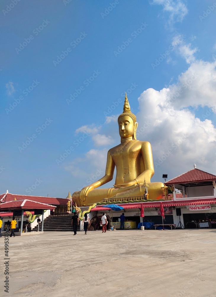 golden buddha statue