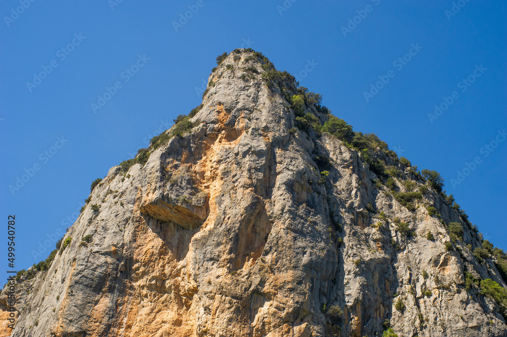 Punta de acantilado desde abajo, rocas con formas