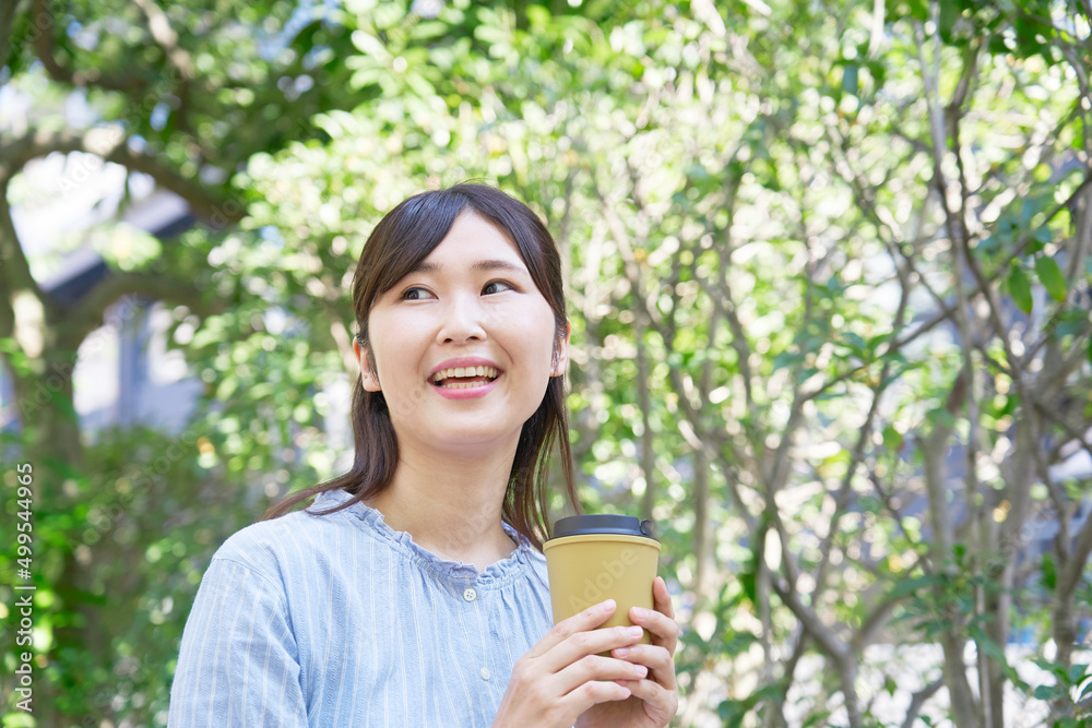 女性 コーヒーを飲む 屋外 女性 コーヒーを飲む 屋外