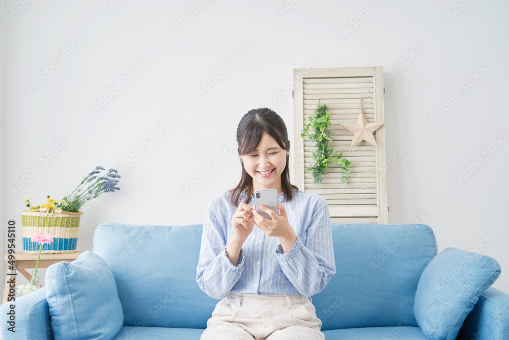 女性 スマホ リビング 女性 スマホ リビング