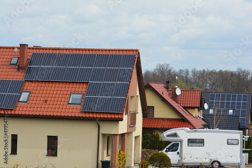 Panele słoneczna na dachu domu jednorodzinnego w europie. 