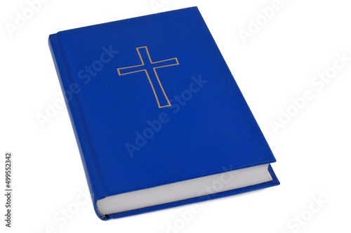 Livre religieux en gros plan sur fond blanc