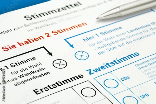 Stimmzettel für die Landtagswahl in Schleswig-Holstein mit Erststimme und Zweitstimme am 8. Mai 2022