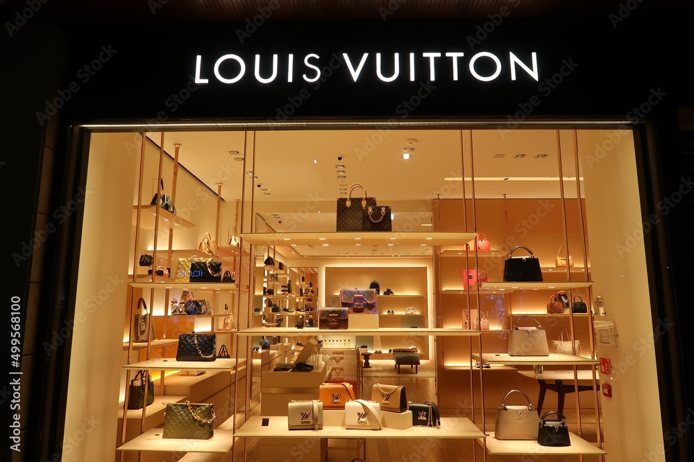 Enseigne et vitrine d'une boutique Louis Vuitton, célèbre marque française  de sac à main / maroquinerie de luxe, via Sparano à Bari – avril 2022  (Italie) Stock Photo | Adobe Stock