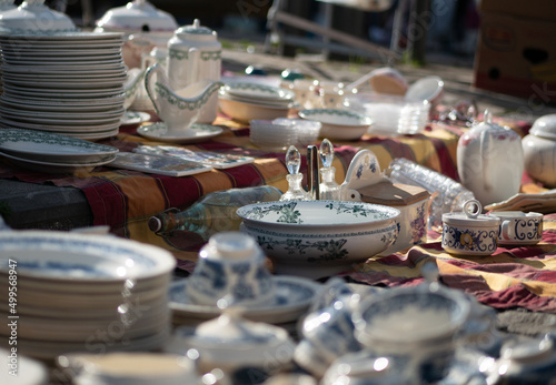 Détail d'étals de brocante - vaisselle et assiettes