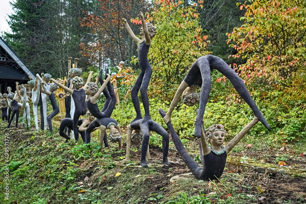 Stockfoto Parikkala, Finland. Sculptures by artist Veijo Ronkkonen in his sculpture park