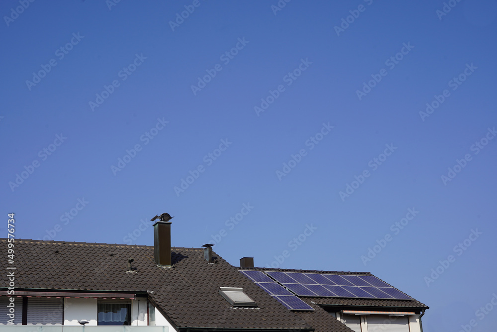 Solar Module auf dem Nachbarhaus.Das vordere Haus zeigt die Ausbau Möglichkeiten