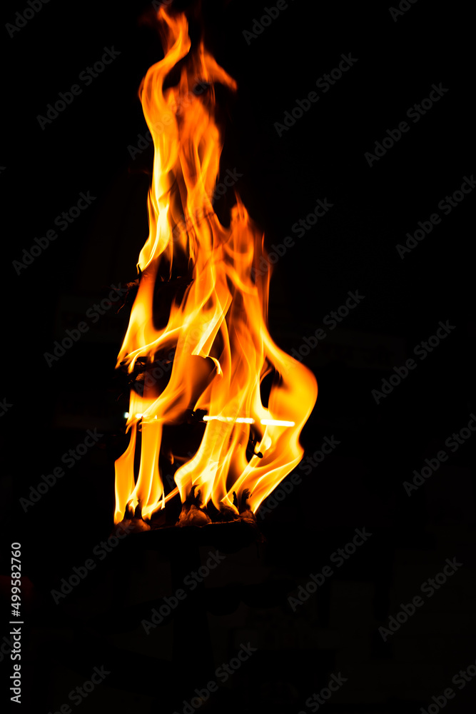 Fototapeta premium burning flame of aarti pot with dark background for holy rituals at night