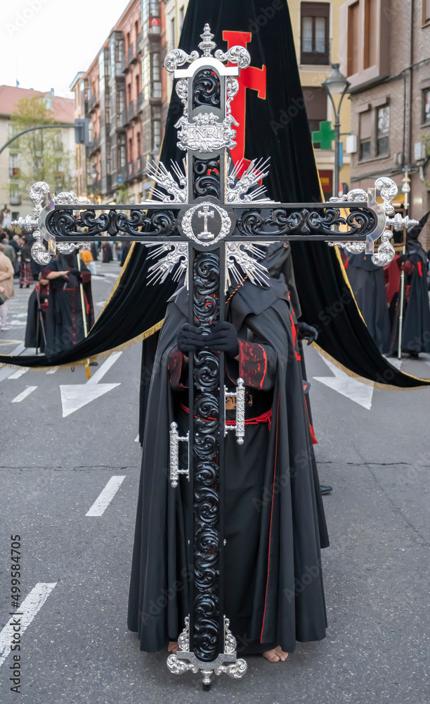 Semana santa Valladolid, portador de la sagrada cruz hermandad de nuestra señora de la piedad en procesión durante el viernes santo