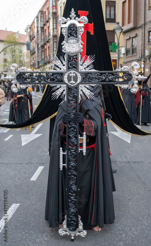 Semana santa Valladolid  portador de la sagrada cruz hermandad de nuestra se  ora de la piedad en procesi  n durante el viernes santo