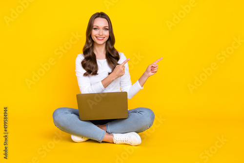Foto Photo of cute funny woman wear white shirt holding gadget legs crossed empty spa