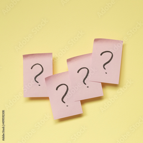 Obraz na płótnie Question mark on pink memo paper on yellow background w salonie