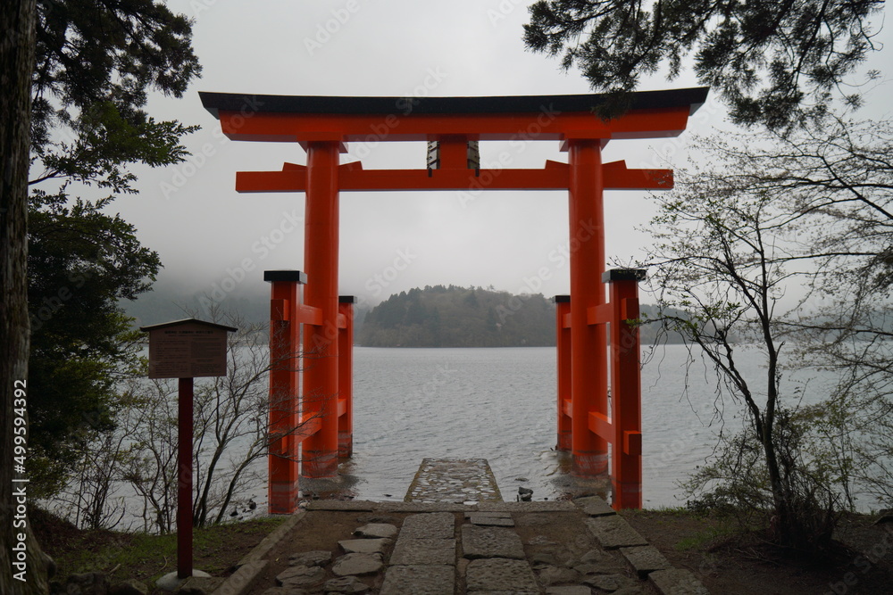 箱根神社の下に佇む平和の鳥居