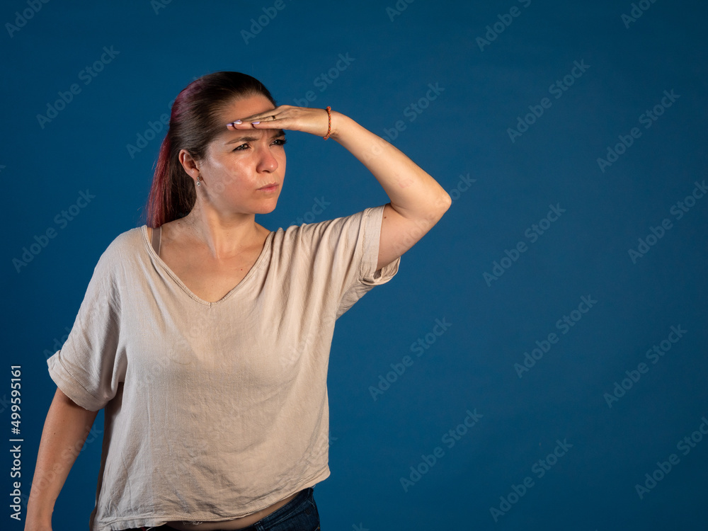 Fototapeta premium Mujer joven buscando el rumbo. Anuncio