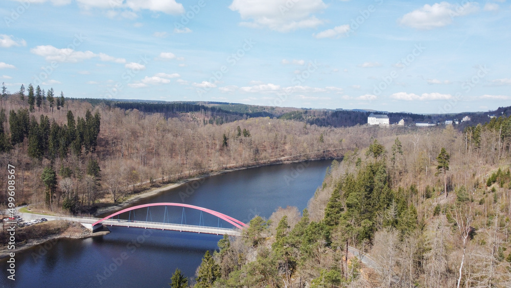 Panoramablick zur Eisbrücke mit Schloss Burgk im Hintergrund Luftaufnahme