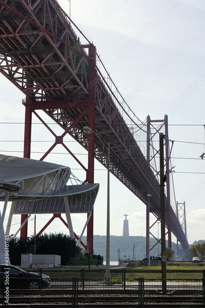 Blick entlang der Brücke Ponte 25 de avril mit statue im hintergrund