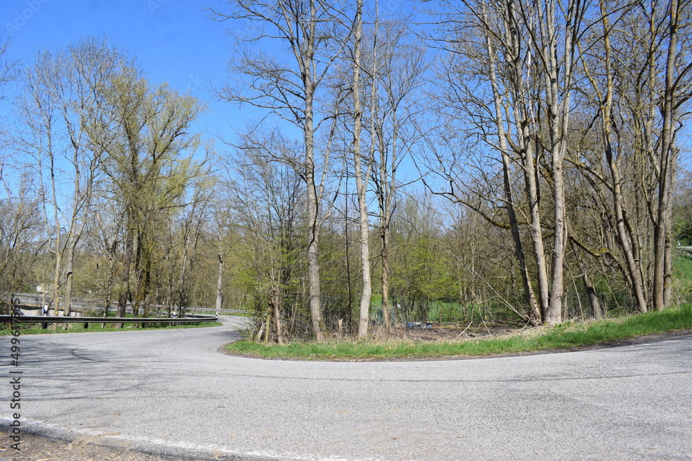 Serpentinen durch das Nettetal im Frühling Serpentinen durch das Nettetal im Frühling