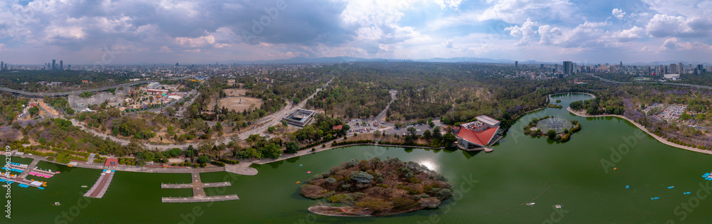 Lago mayor del Bosque de Chapultepec. CDMX, México