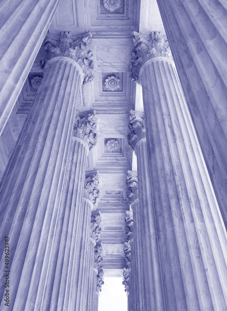 Obraz premium The columns at the entrance to the United States Supreme Court building in Washington DC