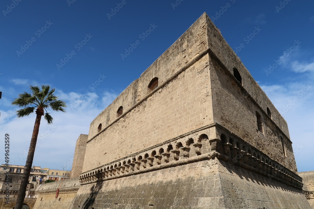 Castello Normanno Svevo (château Normand Souabe) dans la vieille ville de Bari, dans les Pouilles / Puglia, bastion à l’angle sud est (Italie)