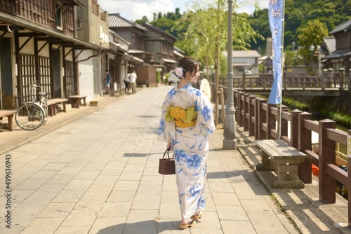 小江戸佐原の町並みを散策する浴衣を着た若い女性の後ろ姿
