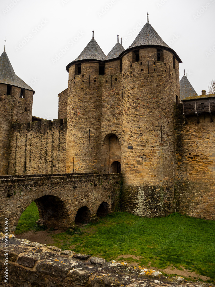 imagen de un puente en el Castillo de Carcassonne un día nublado