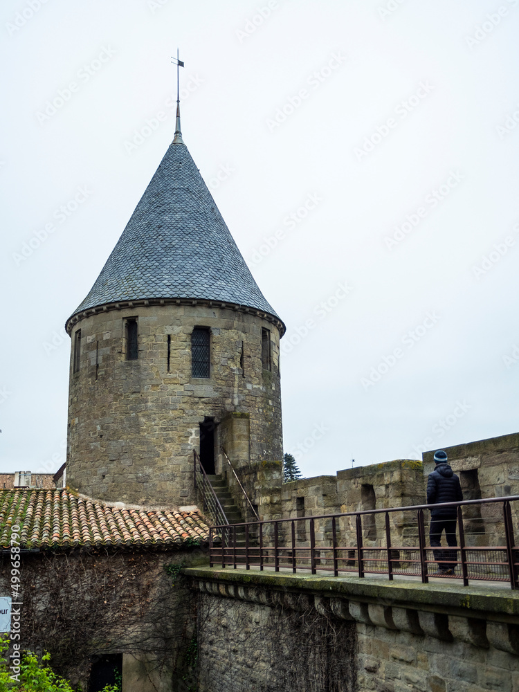 torre del castillo de Carcassonne con un trozo de muralla 