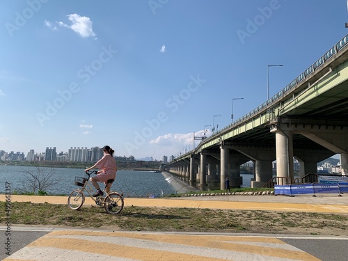 잠실 한강공원, 자전거 타는 여자, 날씨 좋은 날, 클래식 자전거 / Jamsil Han River Park, Riding a Bicycle, Fine Day, Classic Bicycle 