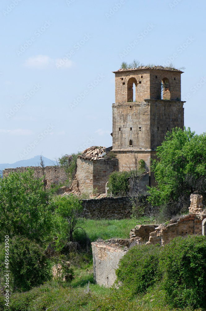 Torre de iglesía en pueblo abandonado, medio destruida en ruinas. Guardia, Somontano, Huesca.