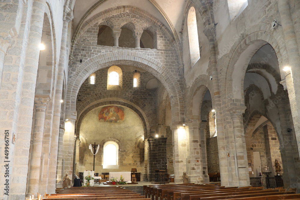 L'église Saint Genès, église romane, intérieur de l'église, ville de Thiers, département du Puy de Dome, France