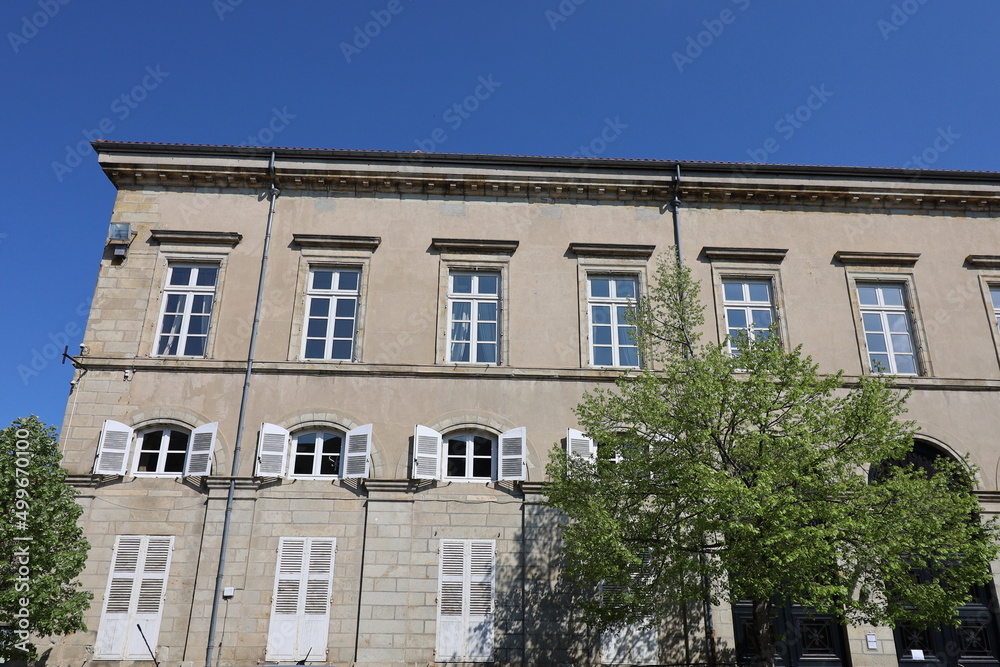 Fototapeta premium Le tribunal, ou palais de justice, vue de l'extérieur, ville de Thiers, département du Puy de Dome, France