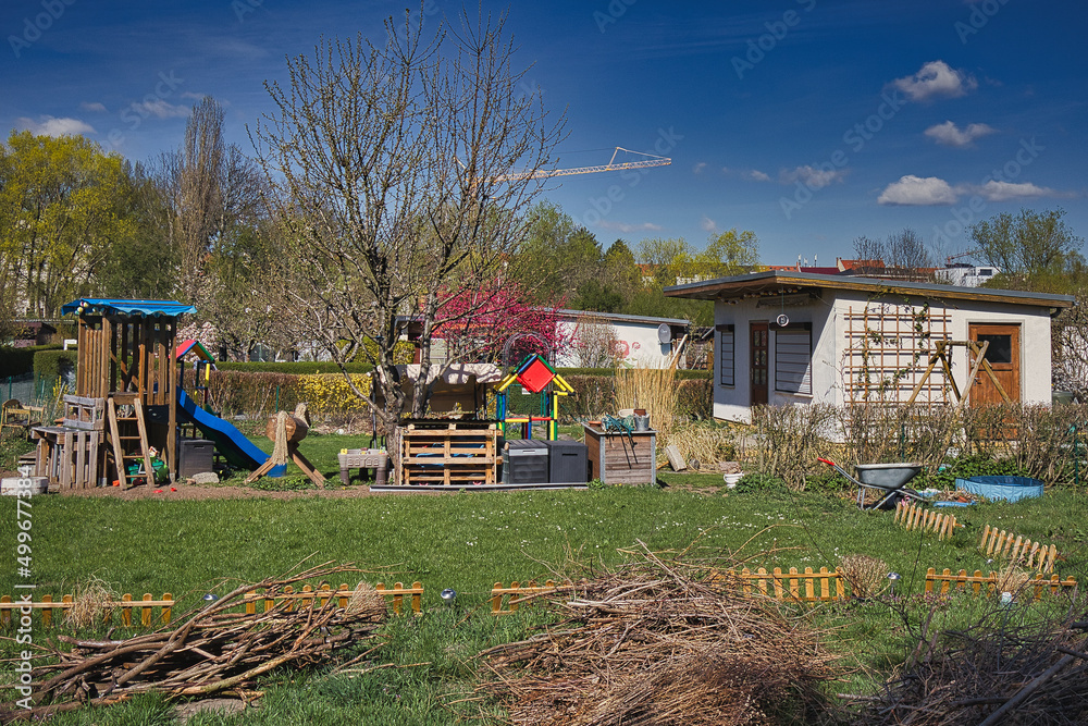Kleingarten mit Gartenhaus, Laube im Garten, Laube, Beet, in Leipzig, Sachsen, Deutschland Kleingarten mit Gartenhaus, Laube im Garten, Laube, Beet, in Leipzig, Sachsen, Deutschland