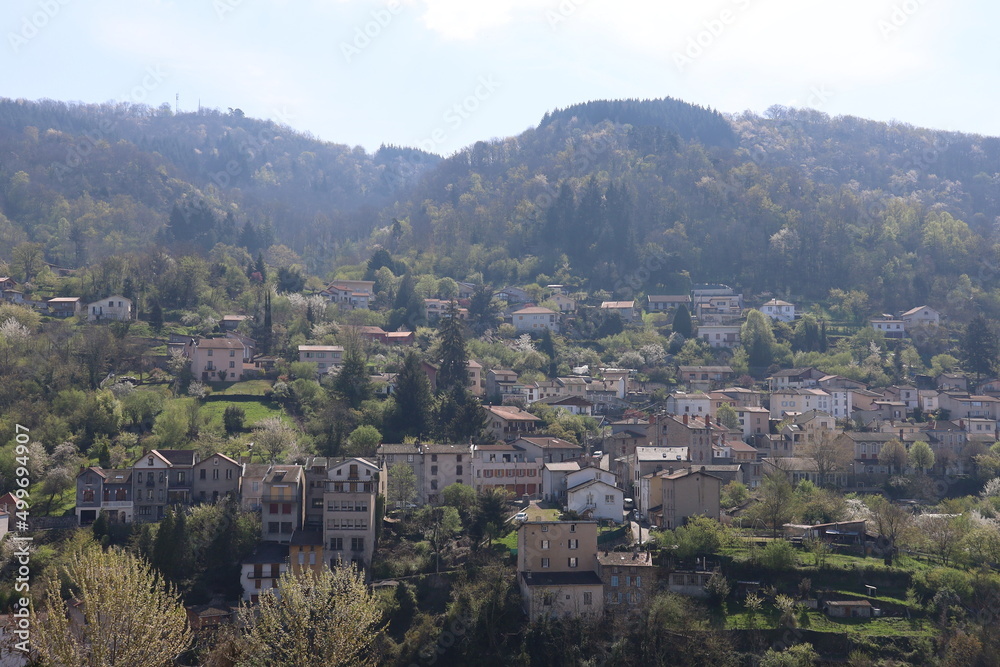 Maisons et collines autour de Thiers, ville de Thiers, département du Puy de Dome, France