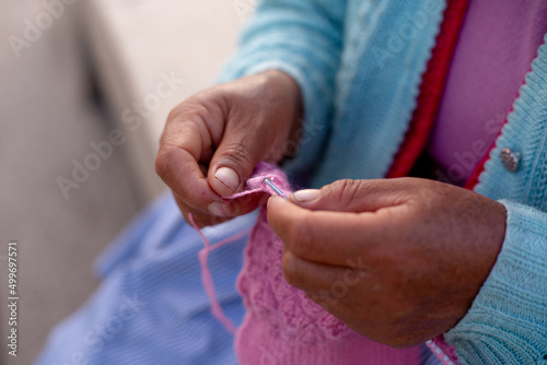 Fotobehang Manos de persona tejiendo con lana. Concepto de tradiciones.