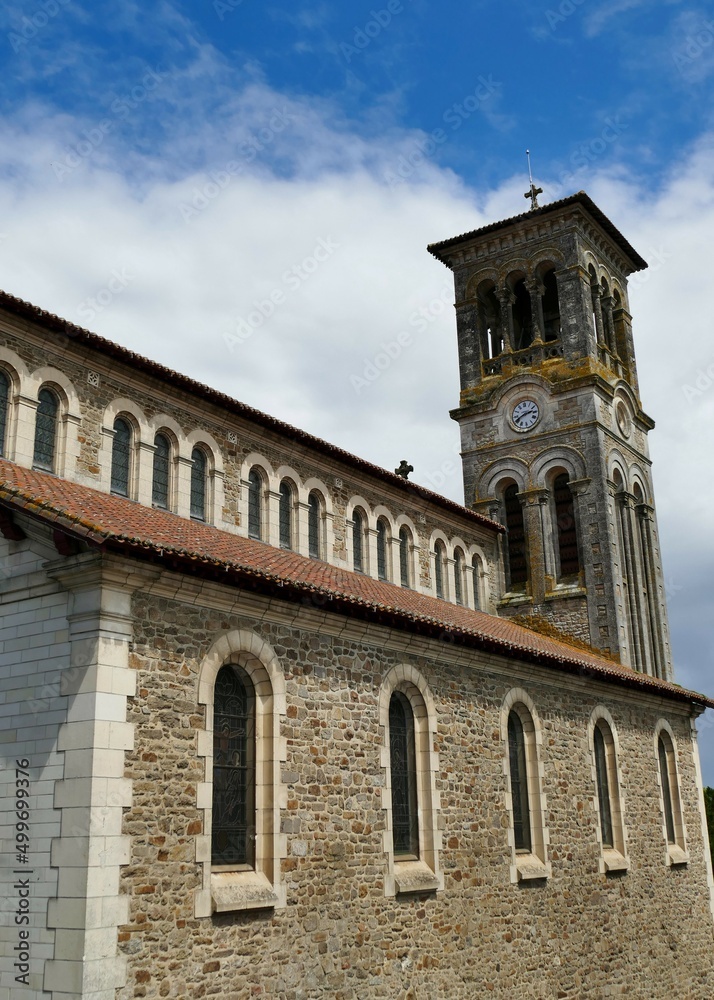 Façade latérale et clocher de l’église de la Trinité à Clisson