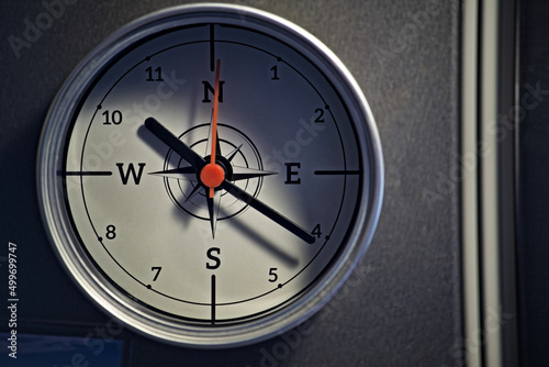Zegar z magnesem  , przyczepiony na lodówce z tarczą w formie róży wiatrów - kompasu , busoli .